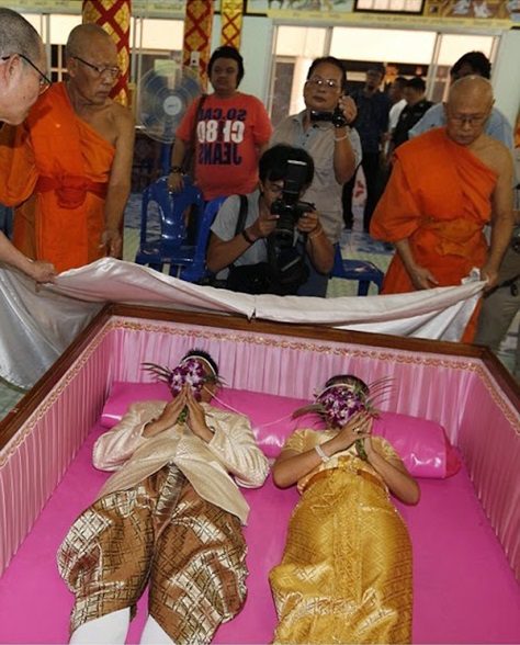 جشن ازدواج تایلندی‎ها در تابوت! +تصاویر