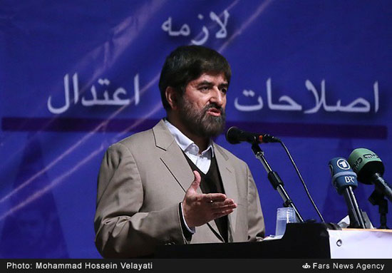 عکس: اشک‌ علی مطهری در هنگام سخنرانی