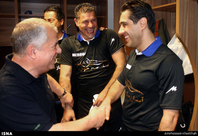 خنده‌های از ته دل علی دایی در کنار پروین/ عکس