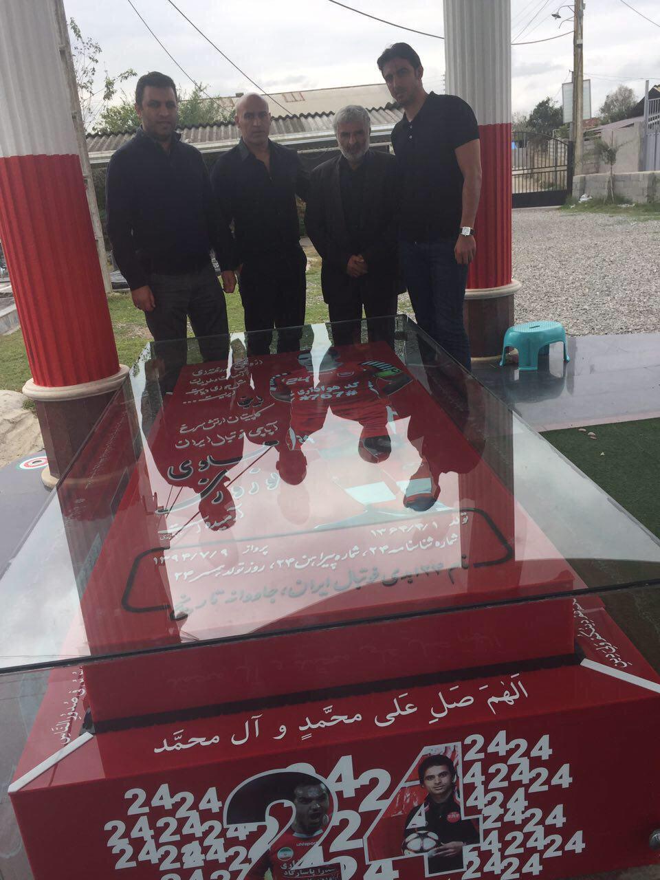 منصوریان و رحمتی بر مزار کاپیتان پرسپولیس/عکس