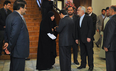 مرضیه وحید دستجردی در حال گفتگو با احمدی نژاد و رحیمی در حاشیه جلسه هیات دولت. مرداد 1391