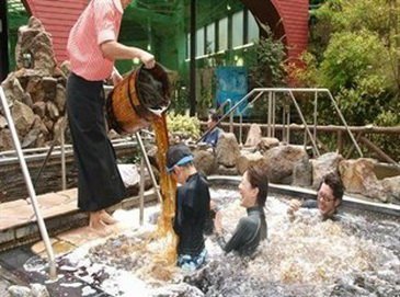 استخر چای سبز و نوشابه در ژاپن!+عکس