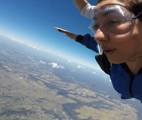 آناهیتا همتی در حال چتربازی