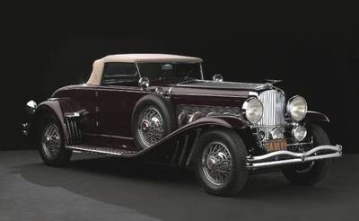 دهه‌ی 1930- دوزنبرگ مدل SJ لوح تقدیر: کادیلاک V-16 بازار سرمایه چند ماه پیش از سقوط عظیم مربوط به دهه‌ی 30 پسرفتی عمیق را تجربه نمود و بخش اعظم این دهه به‌منظور بازیابی و فرار از رکورد عمیق سپری شد. برخلاف اکثریت آمریکایی‌ها که شرایط سختی را می‌گذراندند، دسته‌ی فوق ثروتمند هنوز هم با بهترین چیزها لذت می‌بردند. این موضوع به ایجاد دسته‌ی فوق لوکسی از خودروها منجر شد که مثالی روشن از تقسیم افراد به غنی و فقیر بود. افراطی‌ترین این خودروها دوزنبرگ مدل SJ با پیشرانه‌ای هشت سیلندر و توربوشارژدار به قدرت 320 اسب بخار بود. همانند اکثر تجارت‌های دهه‌ی 30، دوزنبرگ پیش از پایان این دهه ورشکست شد و عکس‌های آن به‌صورت دراماتیکی بر دیوار اتاق‌های بچه‌ها نقش بست.