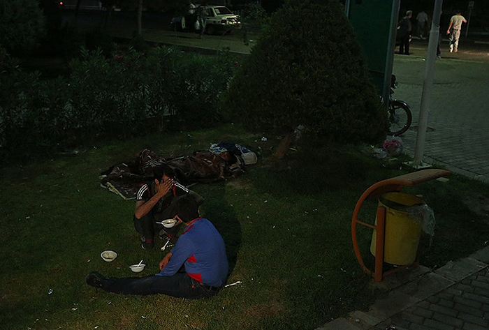 (تصاویر) بزم شبانه معتادان در پارک‌های تهران