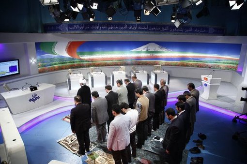 نماز جماعت در برنامه زنده تلویزیونی/ عکس