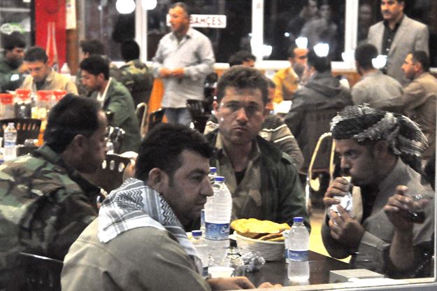 استقبال از پیشمرگه ها در ترکیه / یونیفرم آمریکایی بر تن بعضی پیشمرگه ها (+عکس)