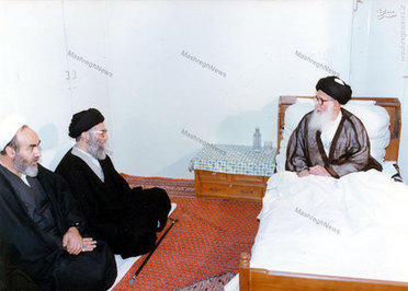 دیدار رهبر معظم انقلاب با آیت الله العظمی گلپایگانی در سفر به قم در اسفند 1370 