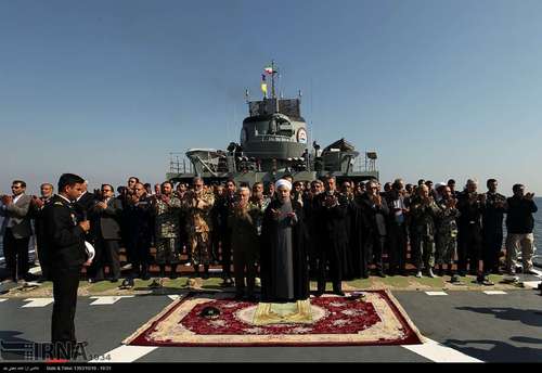 نماز جماعت به امامت روحانی در ناوشکن جماران (عکس)