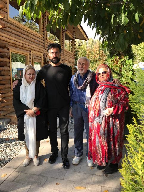 بهاره رهنما و همسرش در کنار پدر و مادرش 2