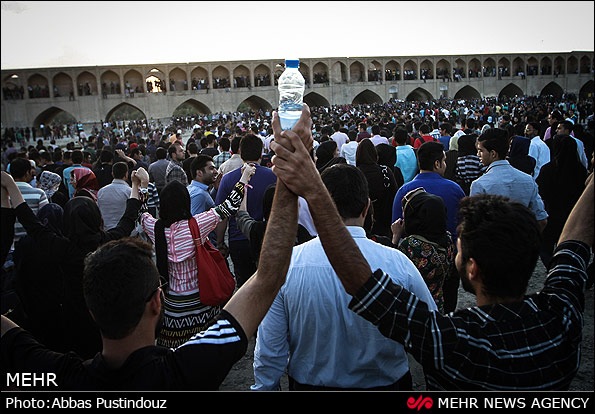 روایتی تصویری از زاینده رود خشک شده و خشم لبریز شده اصفهانی‌ها