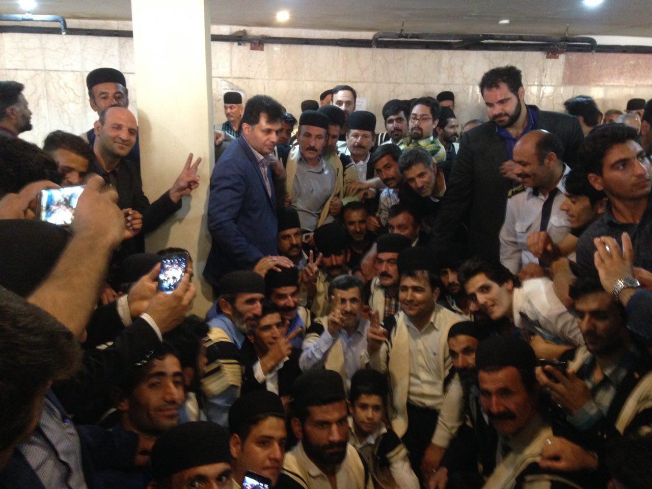 علامت پيروزی احمدی نژاد با لباس بختیاری/عکس