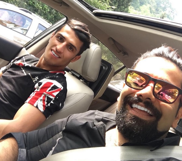 سلفی ستاره جوان پرسپولیس در خودرو لوکس/ عکس