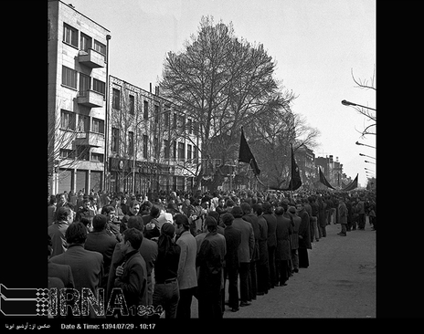 روز عاشورای حسینی (13بهمن 1352)، مردم تهران درمراسم عزاداری در محدوده بازار تهران شرکت می کنند
