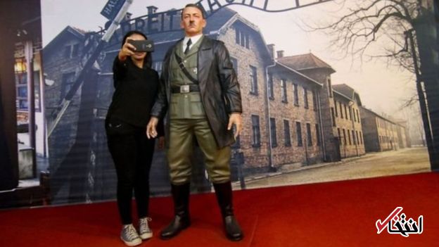 سلفی جنجالی با مجسمه هیتلر