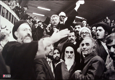 جمع شدن مردم اطراف امام خمینی هنگام ورود به کشور 