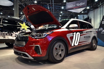 رتبهٔ پنجم لیست ما به یک هیوندای با نام سانتا فَست تعلق دارد. این خودرو در اصل یک گرند سانتافه است که به یک موتور 3.8 لیتری V6 توئین توربو مجهز شده است. این موتور قدرتی بیش از 1000 اسب بخار تولید می‌کند. 