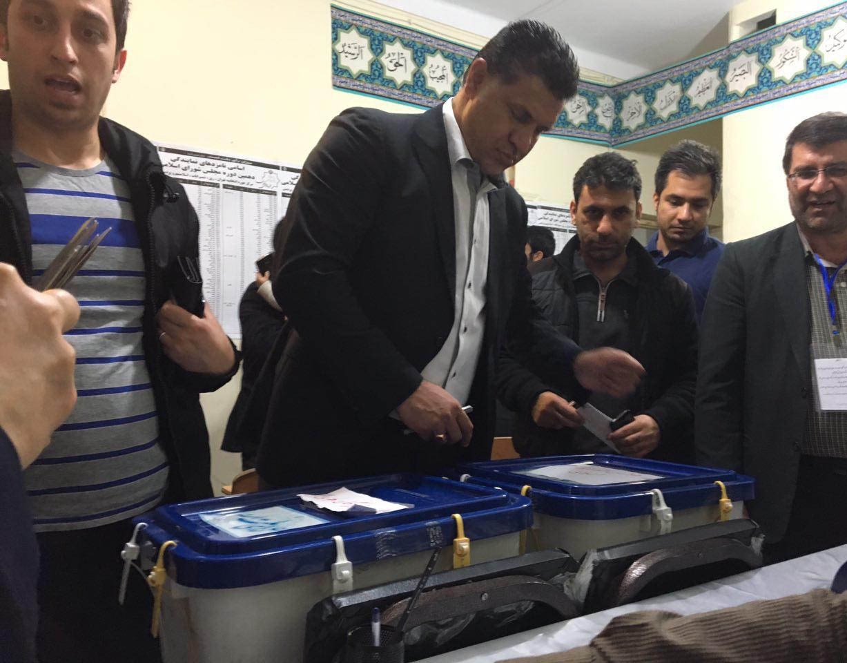 علی دایی پای صندوق رای/ عکس