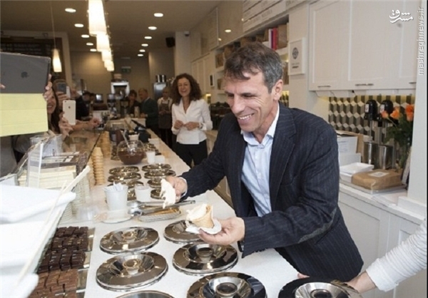 سرمربی دژاگه بستنی فروش شد! +عکس