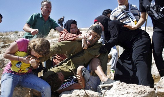 مادر فلسطینی با کتک زدن سرباز اسرائیلی بچه اش را گرفت (+عکس)