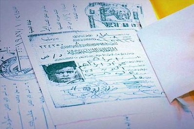 یک کپی از نخستین کارت شناسایی متعلق به ابوبکر البغدادی؛ کارتی مورخ ۱۹۸۰ با عکسی از کودکی خطرناک‌ترین تروریست جهان. طبق مدارک به دست آمده، رهبر داعش اول ژوئیه ۱۹۷۱ در شهر سامره (عراق) به دنیا آمده و نام اصلی او ابراهیم عواد ابراهیم البدری است. به گفته همسایگان، بغدادی پسر سوم از مجموع چهار پسر خانواده‌ای کشاورز و بی سر و صدا بوده است.