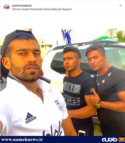 سلفی فوتبالیست جنجالی با خودروی شاسی بلندش!/عکس