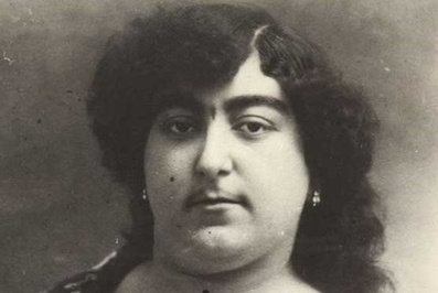  تاج السلطنه از دیگر دختران ناصرالدین شاه بود. مادر او توران السلطنه دختر عموی ناصرالدین شاه بود که بعدا همسر ناصرالدین شاه شد. 