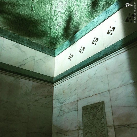 گوشه ای که رکن یمانی در خارج آن واقع شده است.